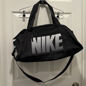 Nike Gym Club Duffel Bag with Internal Dividers Color Black